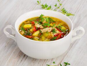 Hühnersuppe mit Paprika, Kartoffel und Thymian