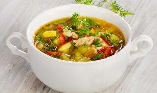 Hühnersuppe mit Paprika, Kartoffel und Thymian