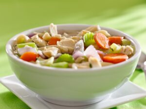 Hühnersuppe mit Nudeln, Möhren und Fenchel