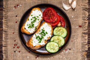 Vollkornbrot mit mediterranem Hüttenkäse