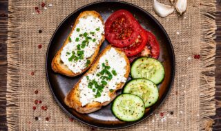 Vollkornbrot mit mediterranem Hüttenkäse