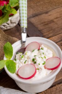 Radieschencreme mit Paprika und Tomaten