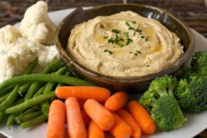 Hummus mit Brokkoli, Möhren, Bohnen und Blumenkohl