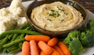 Hummus mit Brokkoli, Möhren, Bohnen und Blumenkohl