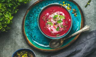 Rote Bete Suppe mit Pinienkernen und Minzblättern