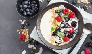 Joghurt Bowl mit Beeren, Minze und Kokos