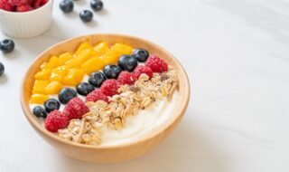 Joghurt Bowl mit Erdbeeren, Blaubeeren, Mango und Granola