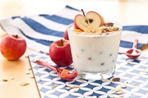 Joghurt mit Apfel, Buchweizenflocken, Quark und Rosinen