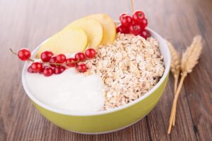 Joghurt mit Apfel, Johannisbeeren und Haferflocken