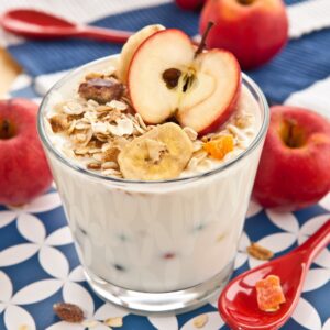 Joghurt mit Banane, Apfel und Haferflocken