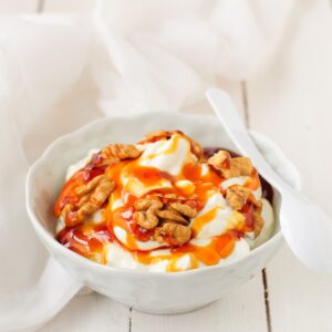 Joghurt mit Banane, Quark, Walnüssen und Ahornsirup