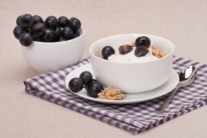 Joghurt mit Banane, Trauben und Buchweizenflocken