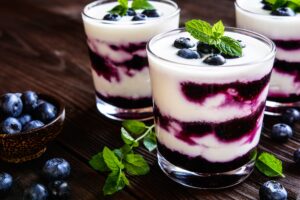 Joghurt mit pürierten Blaubeeren