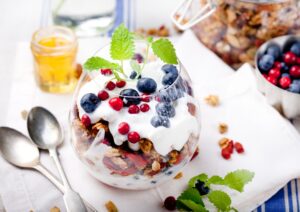 Joghurt mit Beeren und Müsli