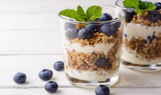 Joghurt mit Blaubeeren, Haferflocken und Rosinen