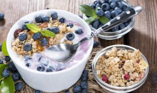 Joghurt mit Blaubeeren und Buchweizenflocken