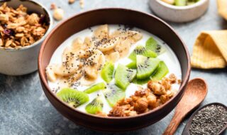 Joghurtbowl mit Kiwi, Banane und Haselnüssen