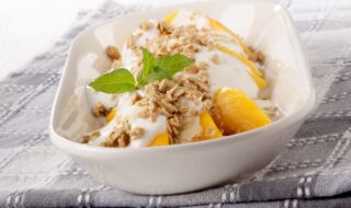 Joghurt mit Mango und Buchweizenflocken