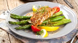 Gebratenes Kabeljaufilet mit Spargel, Kartoffeln und Tomaten