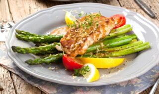 Gebratenes Kabeljaufilet mit Spargel, Kartoffeln und Tomaten