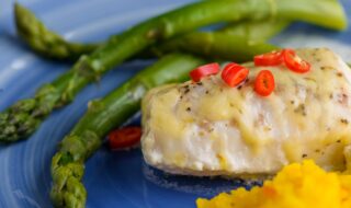 Kabeljaufilet mit Safranreis und grünem Spargel