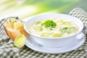 Lauchsuppe mit veganem Frischkäse und Petersilie