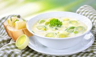 Lauchsuppe mit veganem Frischkäse und Petersilie