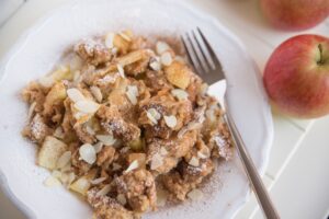 Apfel-Kaiserschmarrn mit gehobelten Mandeln