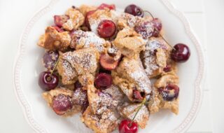 Kaiserschmarrn mit heißen Kirschen