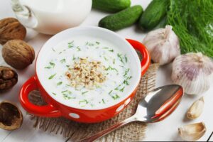 Kalte Gurkensuppe mit Joghurt, Walnüssen und Dill