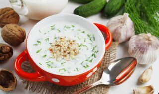 Kalte Gurkensuppe mit Joghurt, Walnüssen und Dill