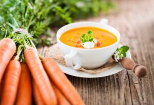 Möhrencremesuppe mit Sahnehaube und Petersilie