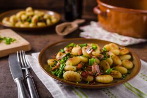 Kartoffelgnocchi mit Schinkenwürfel und Tomatensalat