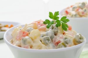 Kartoffel-Erbsensalat mit Möhren