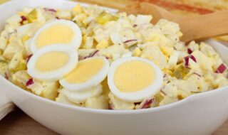 Kartoffel-Gewürzgurkensalat mit Ei und Joghurt-Dressing