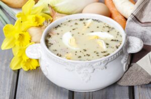 Kartoffelsuppe mit gekochten Eiern