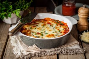 Nudelauflauf mit Zucchini und Möhren in Tomatensauce