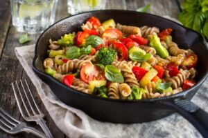 Kichererbsen Nudeln mit Brokkoli, Zucchini und Tomaten