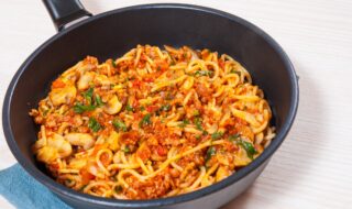 Spaghetti mit Sojahack und Champignons