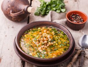 Kichererbsensuppe mit Kreuzkümmel und Koriander