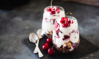 Kirschjoghurt mit Cashewkernen