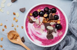 Kirschcreme mit Mandelblättchen, Schokolade und Knusperflocken