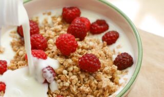 Knuspermüsli mit Himbeeren