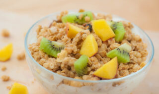 Knuspermüsli mit Kiwi und Pfirsich