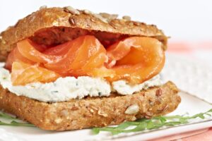 Lachs-Eiweiß-Toastbrötchen mit Kräuterquark