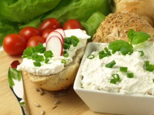 Eiweißbrötchen mit Meerrettichquark und Radieschen