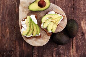 Eiweißbrot mit Avocado und Quark