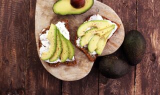 Körnerbrot mit Gurke, Avocado und Quark