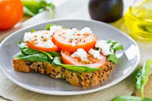 Körnerbrot mit Feldsalat, Tomate und veganem Feta