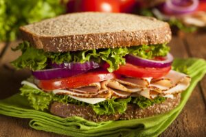 Putenwurstbrot mit Tomate und Salat